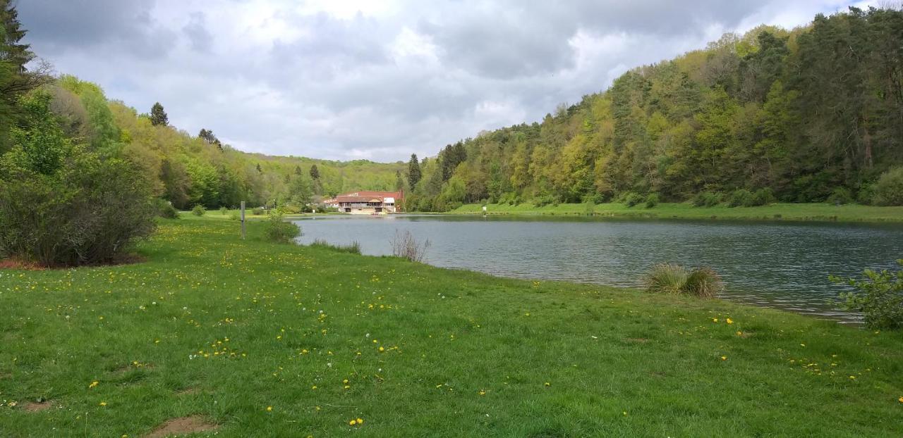 Bungalows du Lac de Rabais Virton Extérieur photo